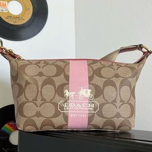 A small coach cute hand bag